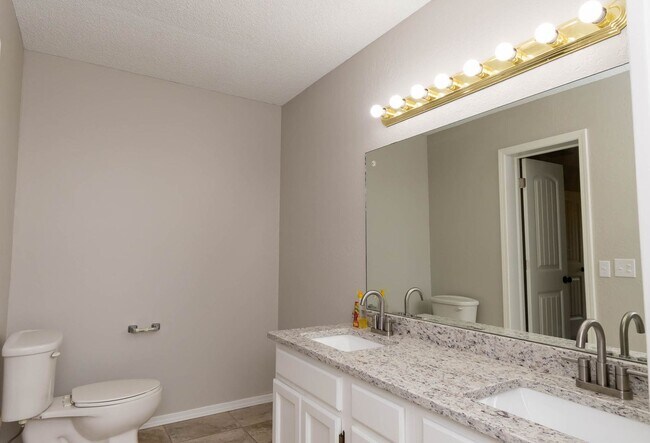 Building Photo - This Super Cute 3 Bed, 2 Bath, 2 Car Garag...