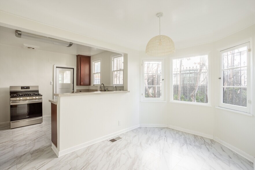 Building Photo - 165 S Mansfield Ave