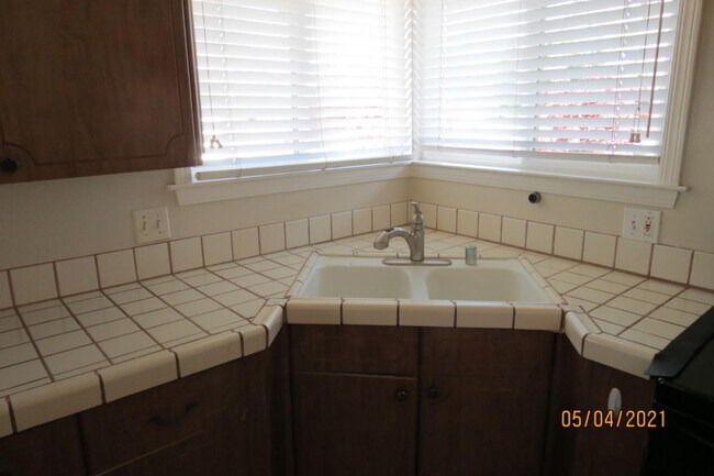 Building Photo - 2132 Town and Country Ln