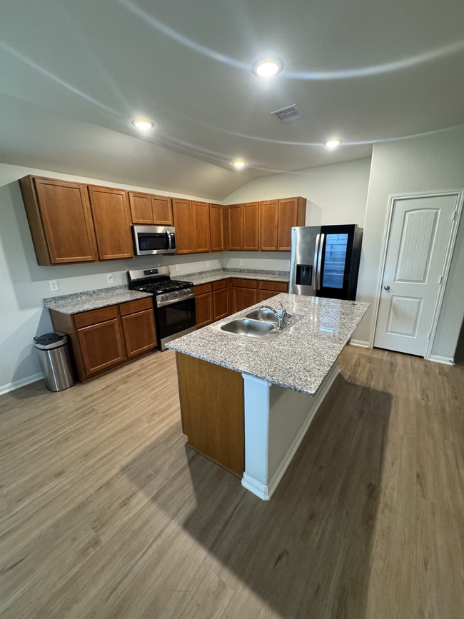 Building Photo - 820 Clear Vly Ln