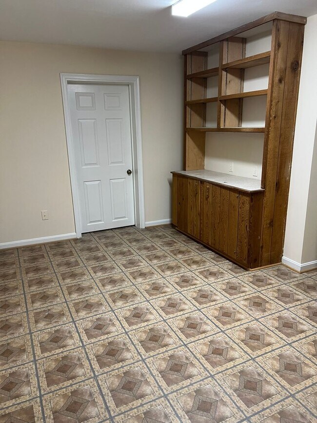 Building Photo - Wonderful end unit in Downtown Bethesda, 1...