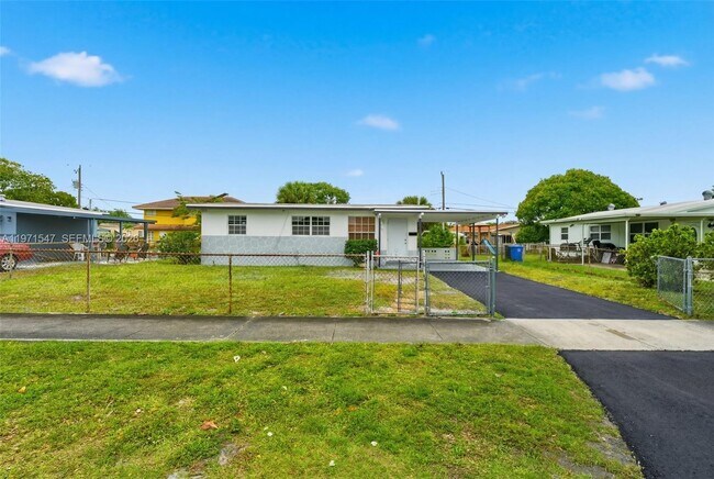 Building Photo - 1731 NW 26th Ave