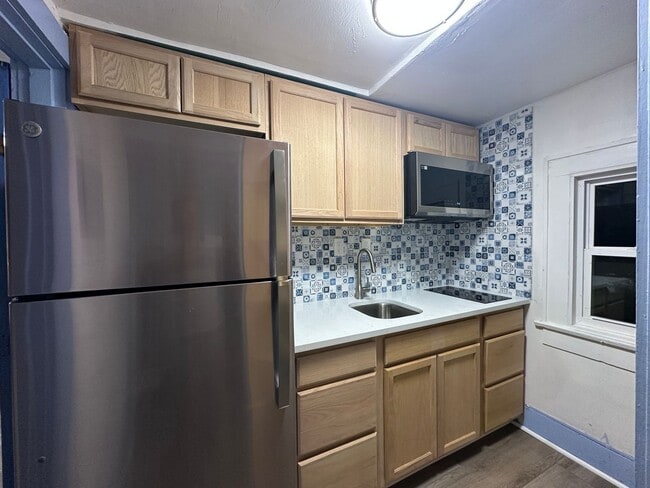 Building Photo - Upstairs apartment near United Regional Ho...