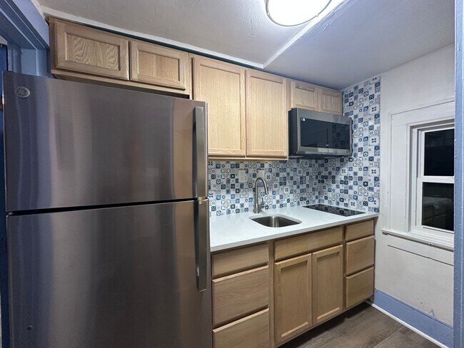 Building Photo - Upstairs apartment near United Regional Hospital