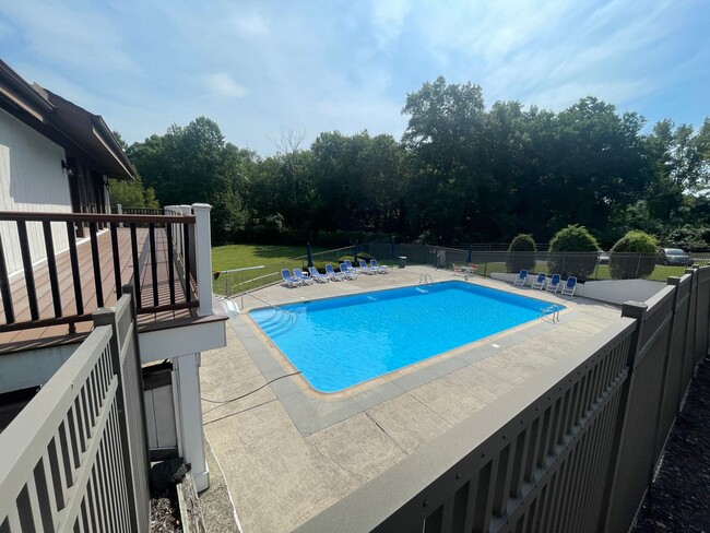 Building Photo - 2 Bedroom, 1.5 bathroom 2nd Level Condo