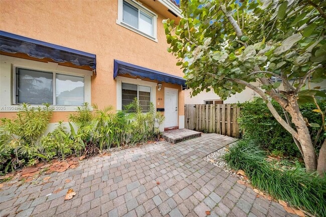 Building Photo - 2814 SW 27th St