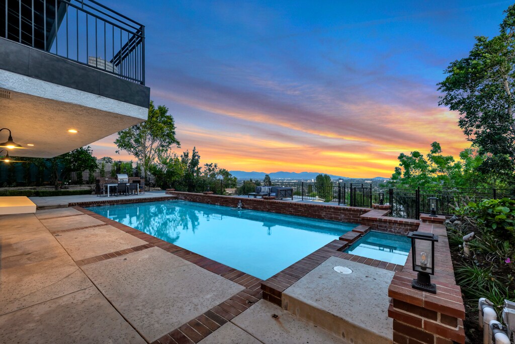 Building Photo - 5952 Woodland View Dr