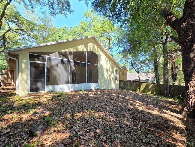 Building Photo - 1008 Royal Oaks Dr
