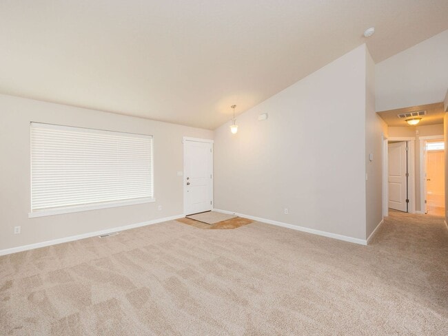 Building Photo - Charming River District Rancher | Double Vanity Suite | Walk to Orchard Park