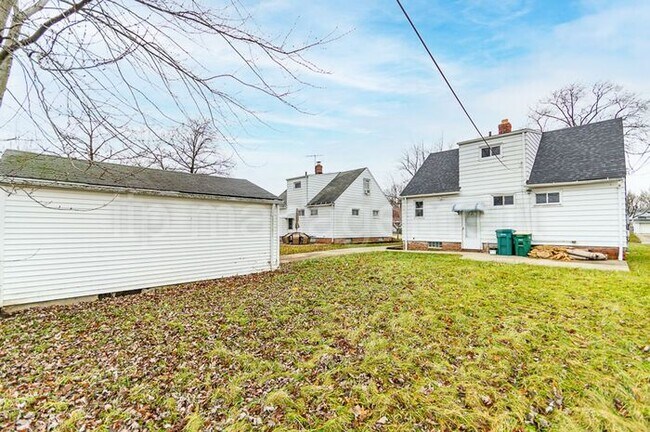 Building Photo - 4 Bedroom 2 Bath Cape Cod in Maple Hts