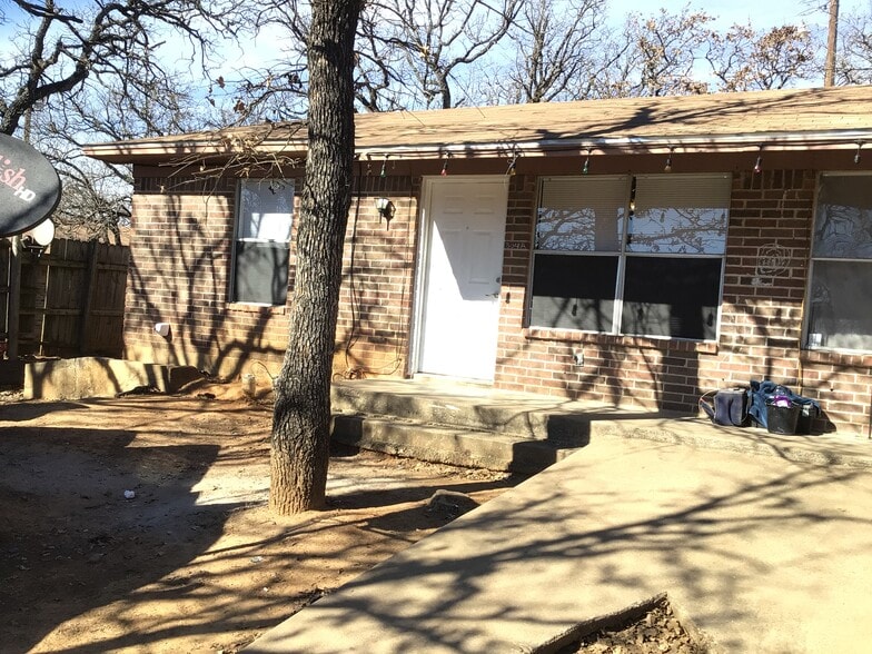 Building Photo - 304 E Oakdale St