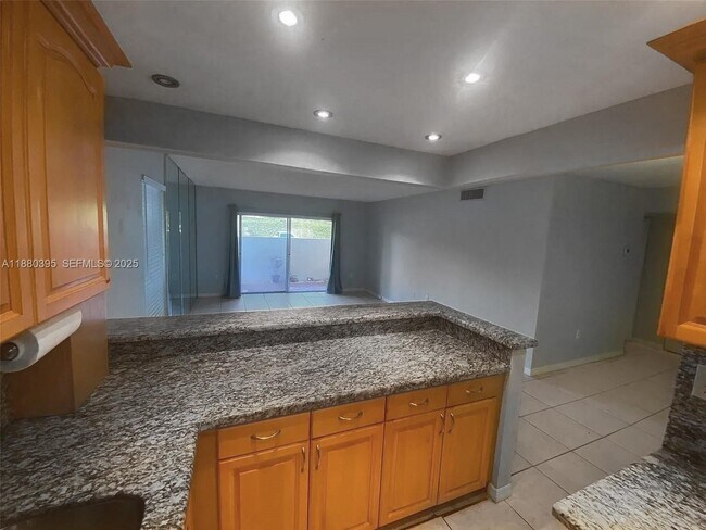 Building Photo - 6886 N Kendall Dr