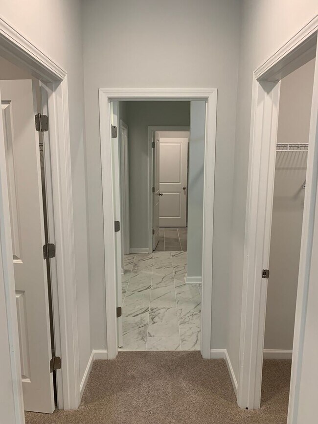 Building Photo - Modern Living in Windsor Hill