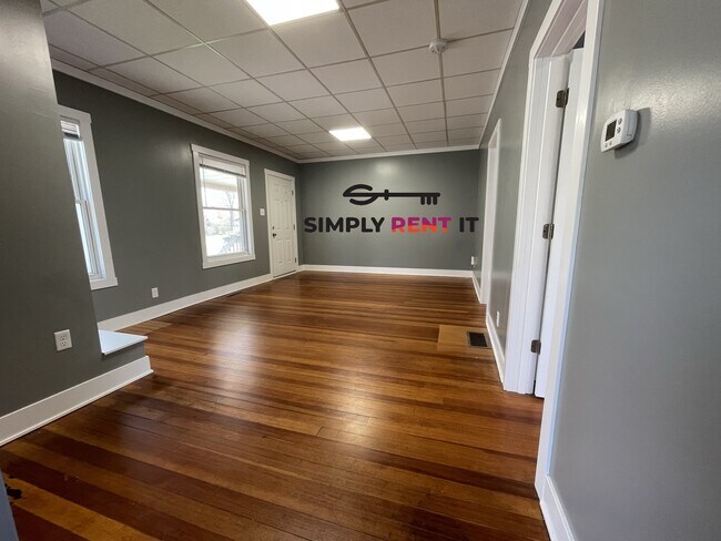 Building Photo - Renovated 2 Bedroom on Campus, Free Parkin...