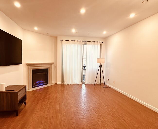 Building Photo - 5303 Satsuma Ave