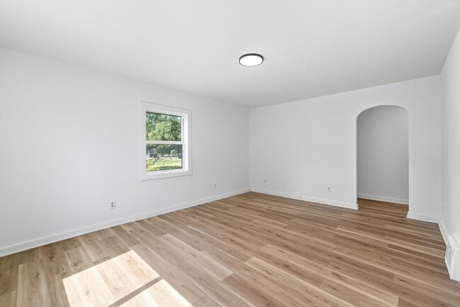 Building Photo - NEW LISTING! 2 BEDROOM HOME