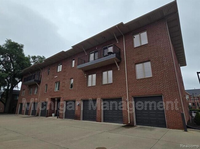 Building Photo - 2721 E Maple Rd