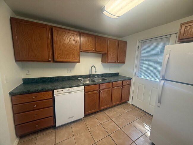 Building Photo - $0 DEPOSIT OPTION. CLASSIC CHARACTER MEETS COMFORT: 2-BED, 1-BATH IN AN INVITING TRIPLEX