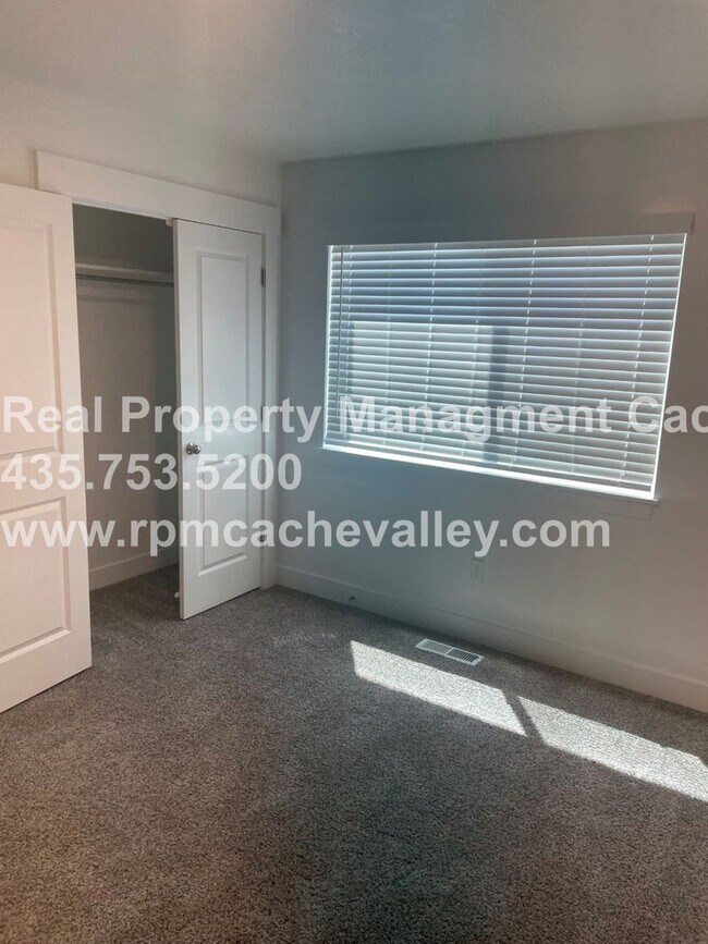 Building Photo - 566 N 245 E