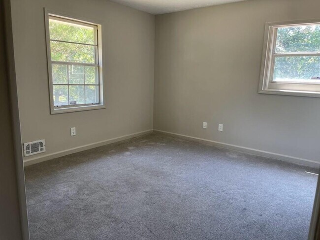 Building Photo - 10135 Port Royal Ct