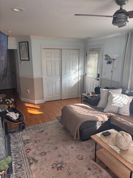 Building Photo - 466 Windsor Dr