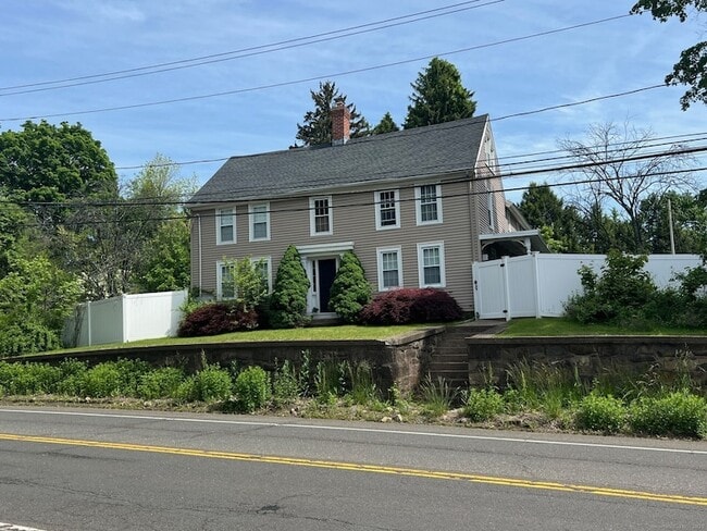 Building Photo - 566 W Main St