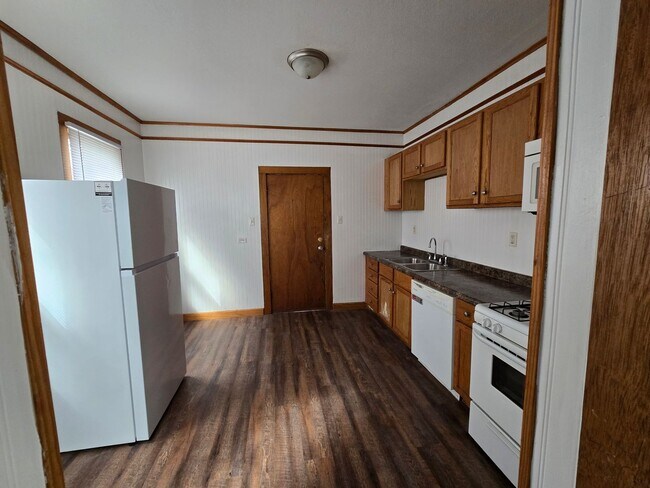 Building Photo - 3 Bedroom House