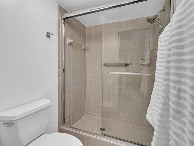 Building Photo - 5087 Oakhill Ln