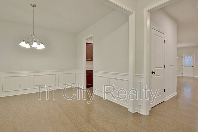 Building Photo - 504 Albertson Ave