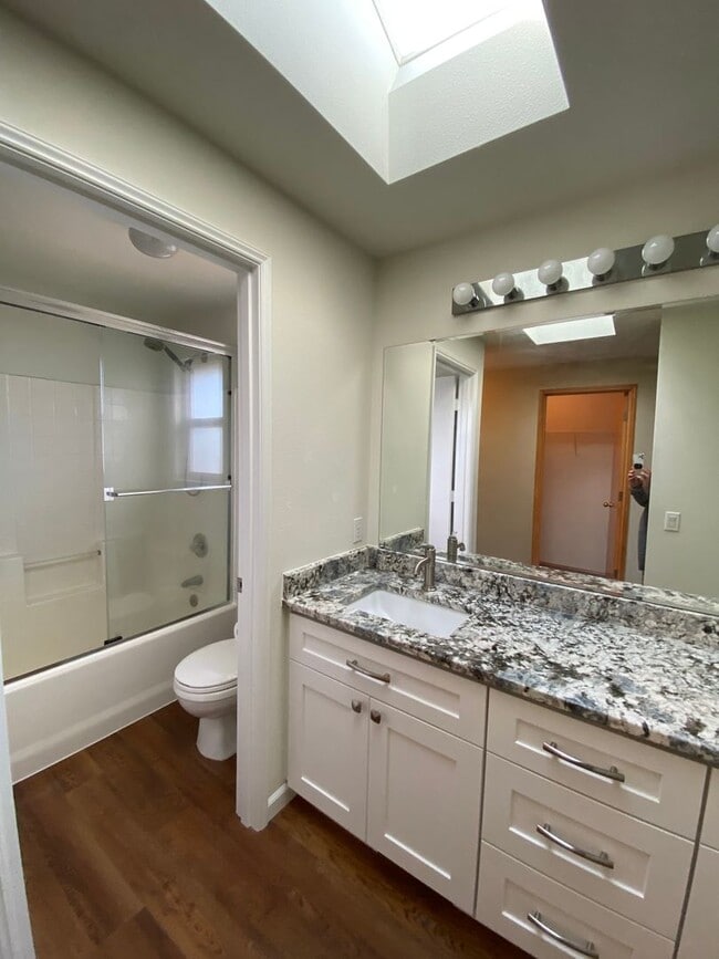 Building Photo - Clean 3 bed well-maintained & pet free hom...