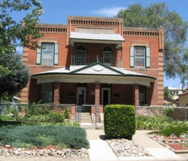 Building Photo - 1105 E 5th St