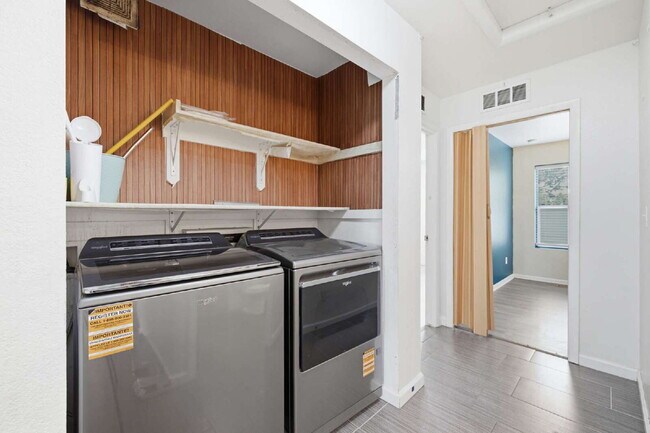 Building Photo - Spacious 5-Bed Retreat with Modern Updates in Aurora. Included - Greenhouse and Shed!