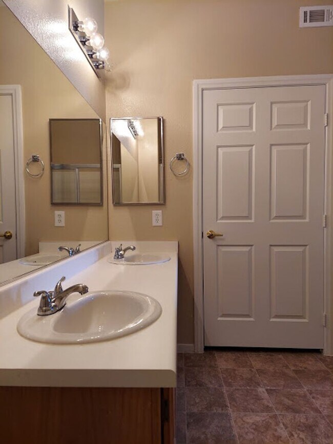 Building Photo - Three bedroom unit on the 2nd floor of gated SE community with pool/spa