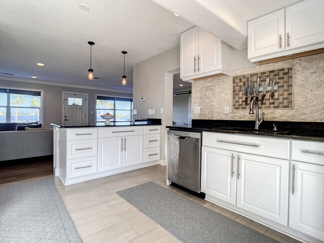 Building Photo - 762 S Beach St