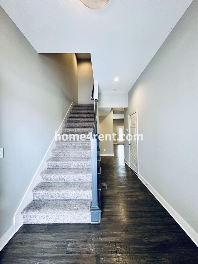 Building Photo - Stunning, Maintenance Free Townhome in Desoto w/ an Elegant Kitchen and Wood Floors Throughout!