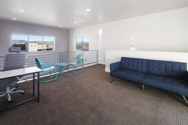 Building Photo - Downtown Executive Furnished Townhouse