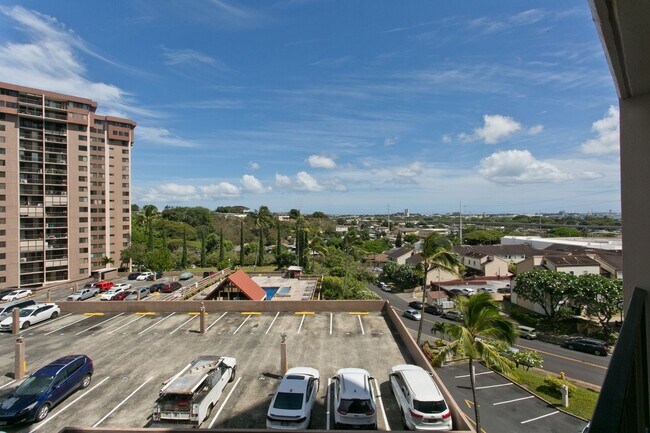 Building Photo - NEWLY RENOVATED 1 BD / 1 BA / 1 PK