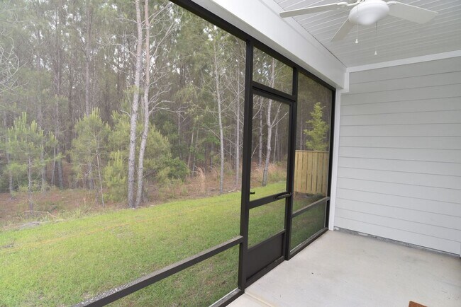 Building Photo - Charming Town Home Available