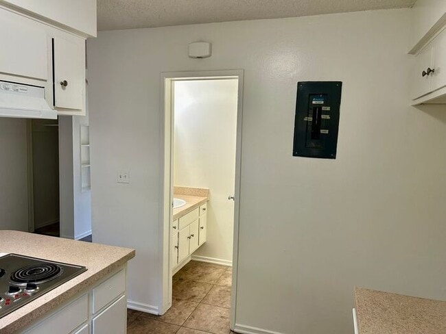 Building Photo - REALLY NICE 2BD & 1.5BA TOWNHOME IN FULLERTON