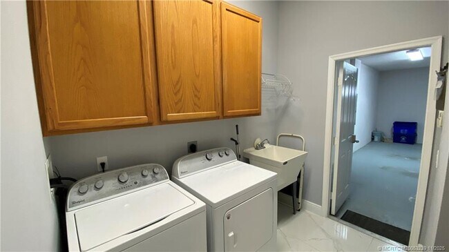 Building Photo - 4646 NW Wandering Oak Ct