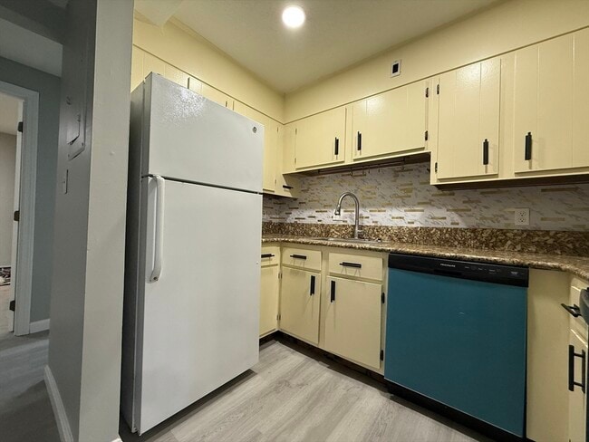 Building Photo - 1186 Worcester Rd