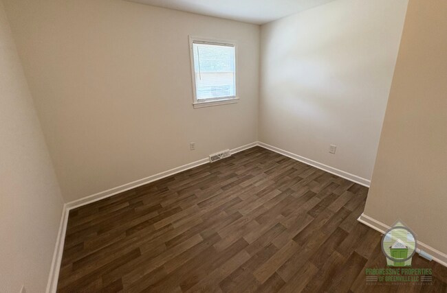 Building Photo - 203 Daisy Dr