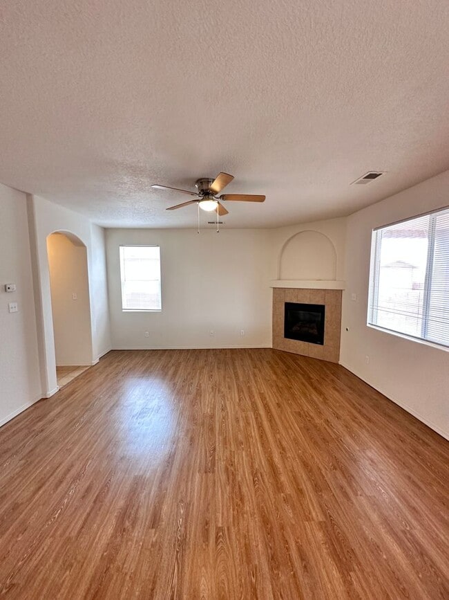 Building Photo - Stunning 2 story 2575 sq ft home- New Carpet