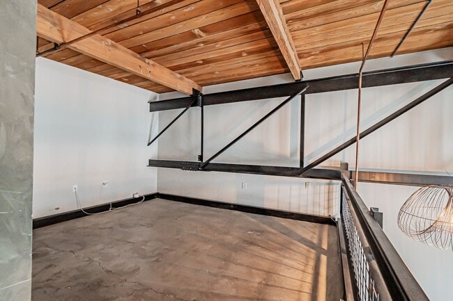 Building Photo - Industrial 1BD, 1BA Loft in Arts District ...