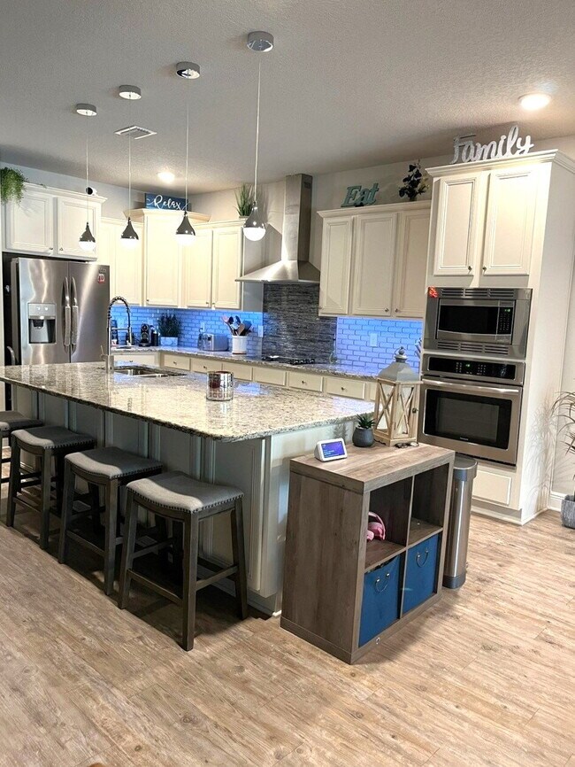 Building Photo - Beautiful 5 Bedroom Home with Pool in Holl...