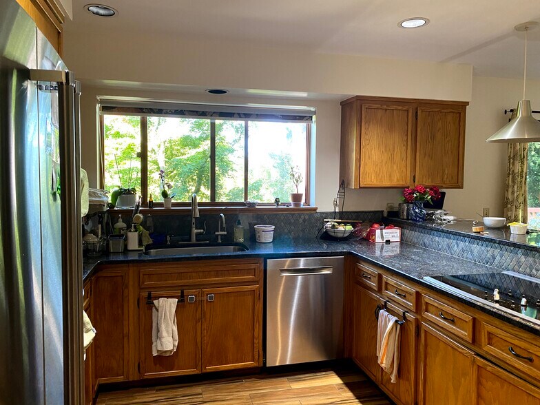 Kitchen - 1647 Jeannette Plz NW