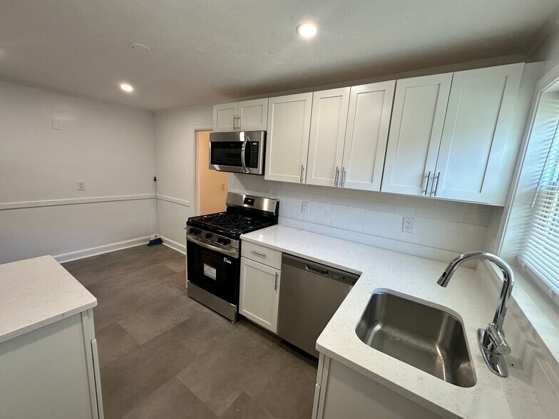 Building Photo - 186 Summit Ave