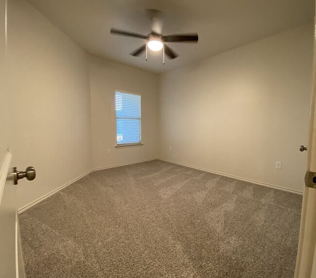 Building Photo - **BEAUTIFUL LINCOLN 16 CONDO**