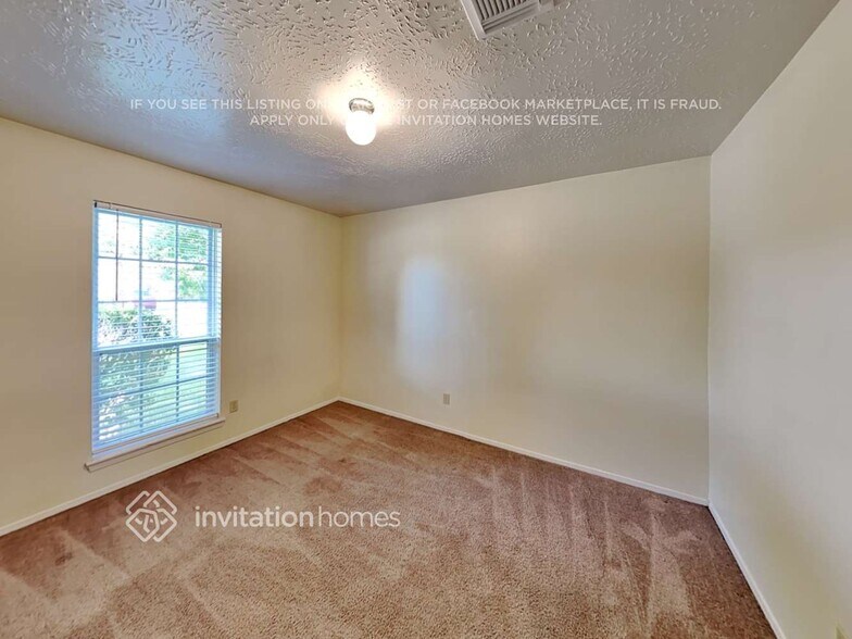 Building Photo - 9812 Robin St