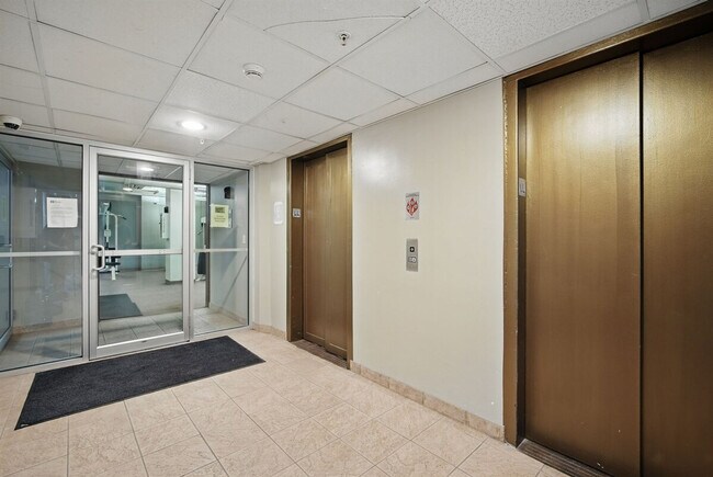 Building Photo - 400 Walnut St